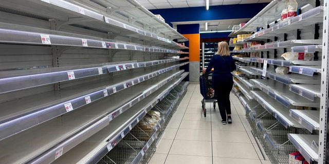 Άδεια ράφια σε σούπερ μάρκετ στη Νάπολη της Ιταλίας
