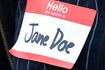 “Εγώ είμαι η Jane Doe”: Η φράση που φώτισε χωρίς άδεια την πρόσοψη του Whitney