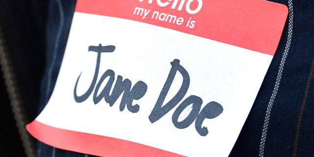 “Εγώ είμαι η Jane Doe”: Η φράση που φώτισε χωρίς άδεια την πρόσοψη του Whitney