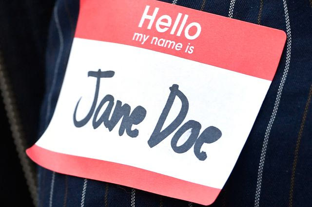 “Εγώ είμαι η Jane Doe”: Η φράση που φώτισε χωρίς άδεια την πρόσοψη του Whitney