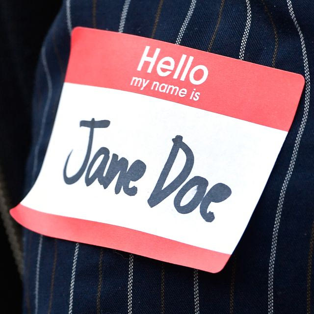 “Εγώ είμαι η Jane Doe”: Η φράση που φώτισε χωρίς άδεια την πρόσοψη του Whitney