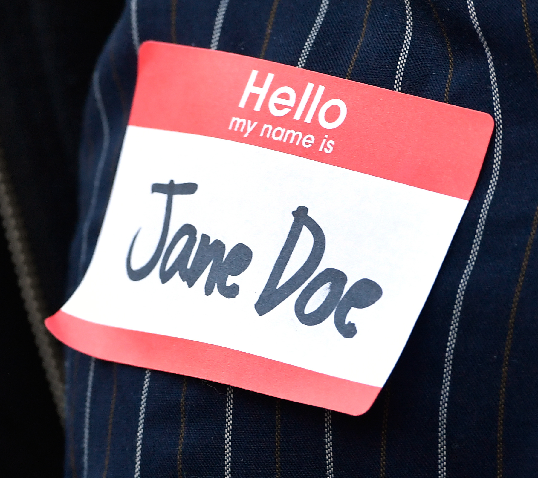 “Εγώ είμαι η Jane Doe”: Η φράση που φώτισε χωρίς άδεια την πρόσοψη του Whitney