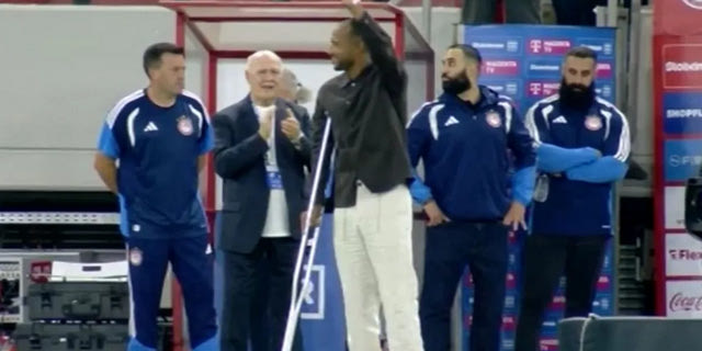Ο Ελ Κααμπί εμφανίστηκε με πατερίτσες και αποθεώθηκε από το Καραϊσκάκης