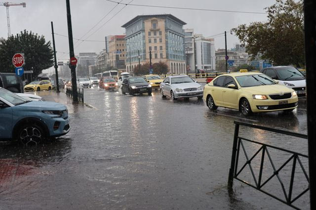 Κακοκαιρία στην Αττική: Δεκάδες κλήσεις για πτώσεις δέντρων και συσσώρευση υδάτων