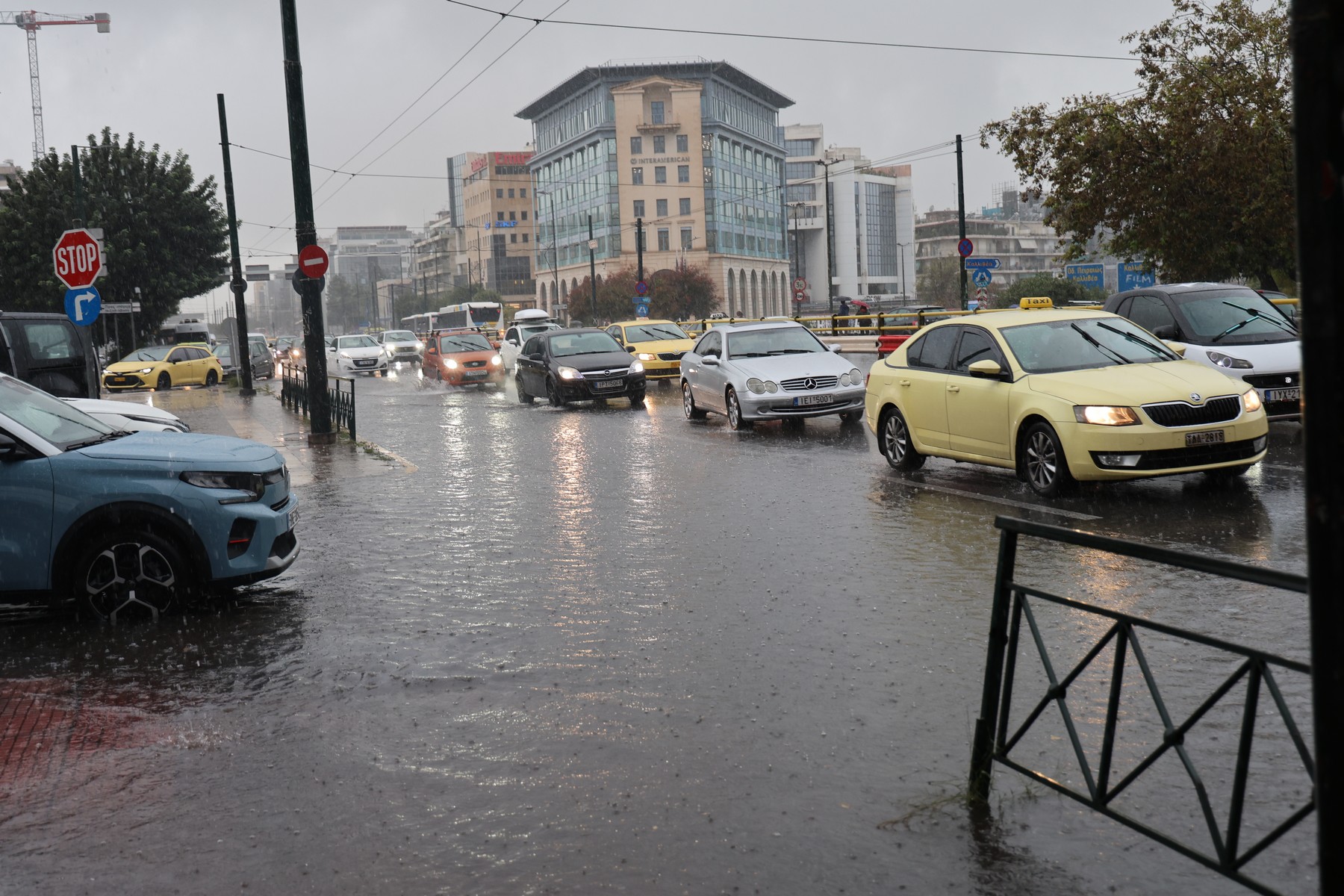Κακοκαιρία στην Αττική: Δεκάδες κλήσεις για πτώσεις δέντρων και συσσώρευση υδάτων