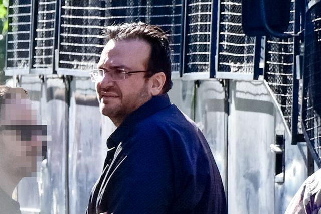Μεταγωγή απο τη ΓΑΔΑ στα δικαστήρια και στον εισαγγελέα των συληφθέντων που κατηγορούνται για κακουργηματική απάτη σε βάρος του Δημοσίου.