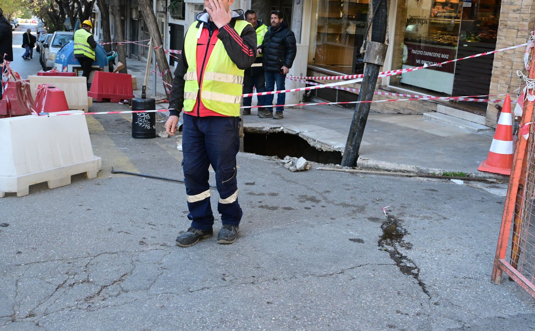 Περιστέρι: Διακοπή κυκλοφορίας λόγω καθίζησης του οδοστρώματος