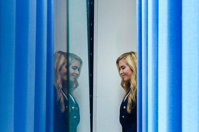 Κέιτι Ζακάρια: Η νέα εκπρόσωπος του Τραμπ δηλώνει δικηγόρος αλλά κανείς δεν βρίσκει την άδειά της