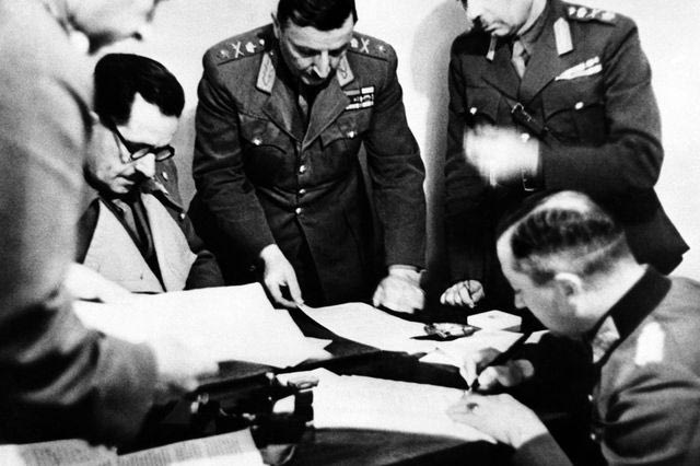 Γερμανοί διαπραγματευτές και ο Έλληνας διοικητής, στρατηγός Τσολάκογλου (στο κέντρο), διακρίνονται εδώ να υπογράφουν τα έγγραφα για την τελική συνθηκολόγηση της Ελλάδας στις 14 Μαΐου 1941