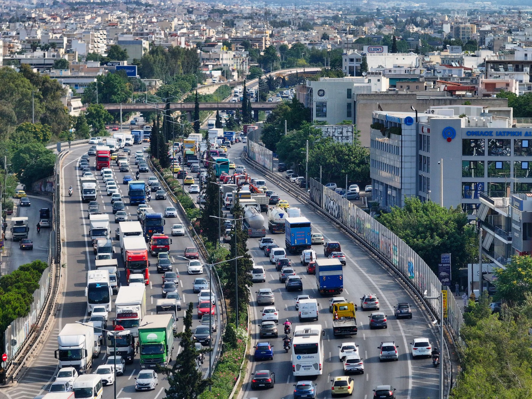 Κίνηση στους δρόμους: “Στο κόκκινο” κέντρο και Κηφισός – Καθυστερήσεις άνω των 45 λεπτών στην Αττική Οδό