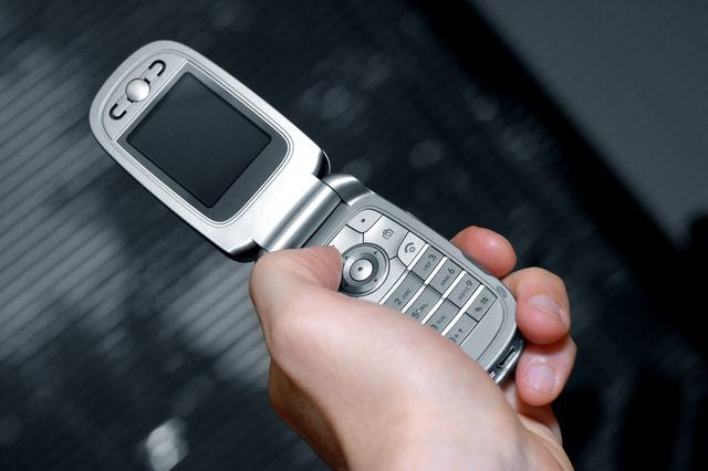 Κι όμως, ένα κινητό με… πορτάκι αντί για smartphone μπορεί να σου αλλάξει τη ζωή