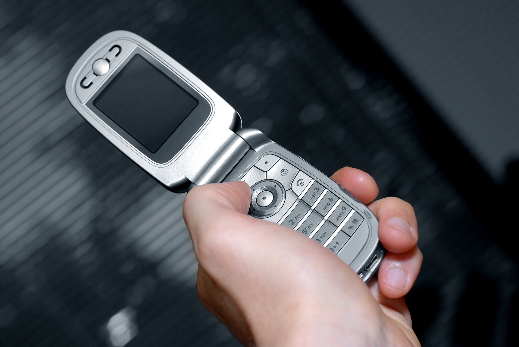 Κι όμως, ένα κινητό με… πορτάκι αντί για smartphone μπορεί να σου αλλάξει τη ζωή