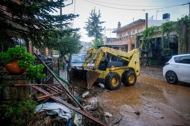 Κακοκαιρία στην Κρήτη - Νύχτα αγωνίας: 112 σε όλο το νησί, κλειστοί δρόμοι, προβλήματα σε πτήσεις