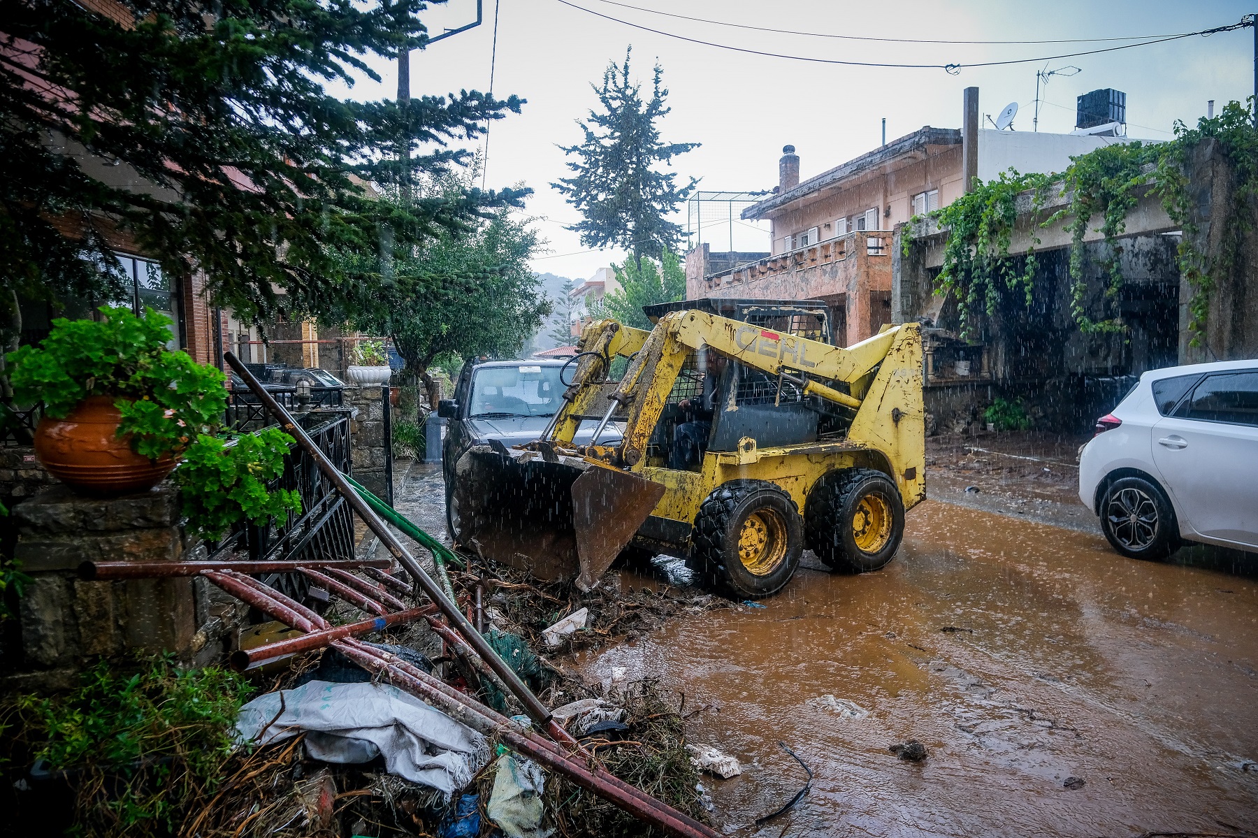 Κακοκαιρία στην Κρήτη – Νύχτα αγωνίας: 112 σε όλο το νησί, κλειστοί δρόμοι, προβλήματα σε πτήσεις