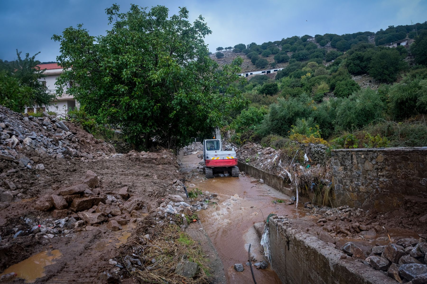 Η κακοκαιρία σαρώνει την Κρήτη – Ζημιές σε σπίτια και δρόμους, έγιναν απεγκλωβισμοί