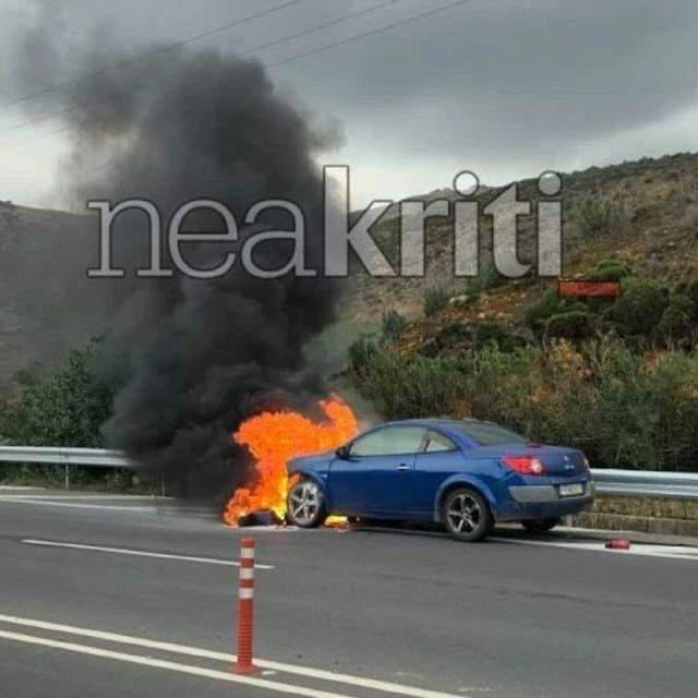 Αυτοκίνητο τυλίχθηκε στις φλόγες στον ΒΟΑΚ – Μέσα βρίσκονταν δύο παιδιά