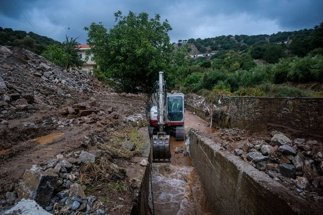 Συνχίζεται για 2η ημέρα το ισχυρό κύμα κακοκαιρίας που πλήττει το νησί της Κρήτης.