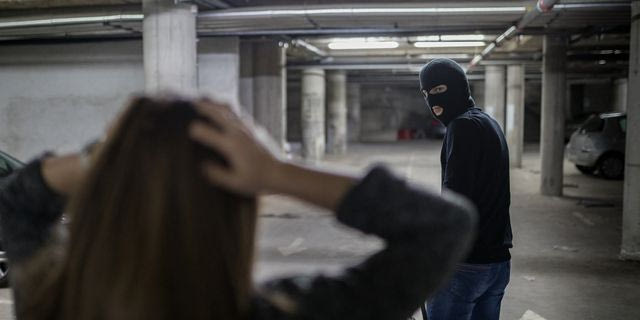 Νίκαια: 17χρονος κατηγορείται ότι λήστεψε και χτύπησε έγκυο στην κοιλιά