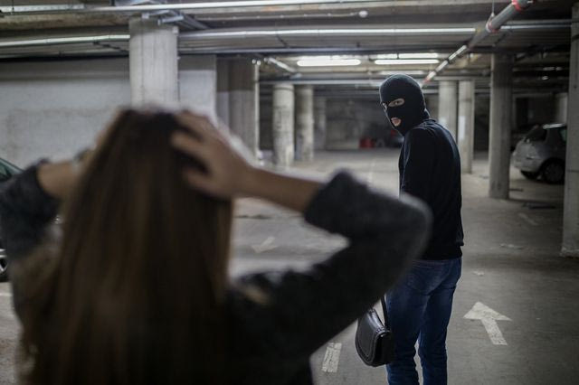 Νίκαια: 17χρονος κατηγορείται ότι λήστεψε και χτύπησε έγκυο στην κοιλιά