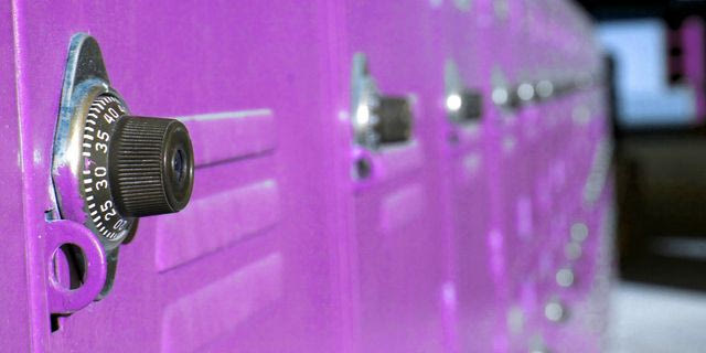 Η Πολωνία απέκτησε ροζ locker για χάπια άμβλωσης, ως απάντηση στη σχεδόν καθολική απαγόρευση