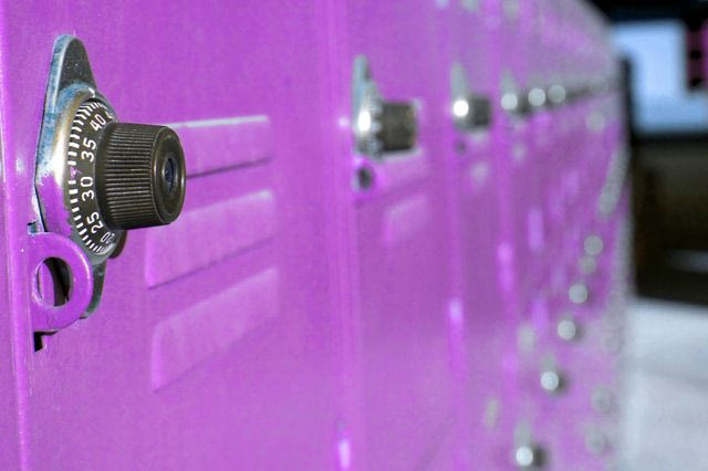 Η Πολωνία απέκτησε ροζ locker για χάπια άμβλωσης, ως απάντηση στη σχεδόν καθολική απαγόρευση