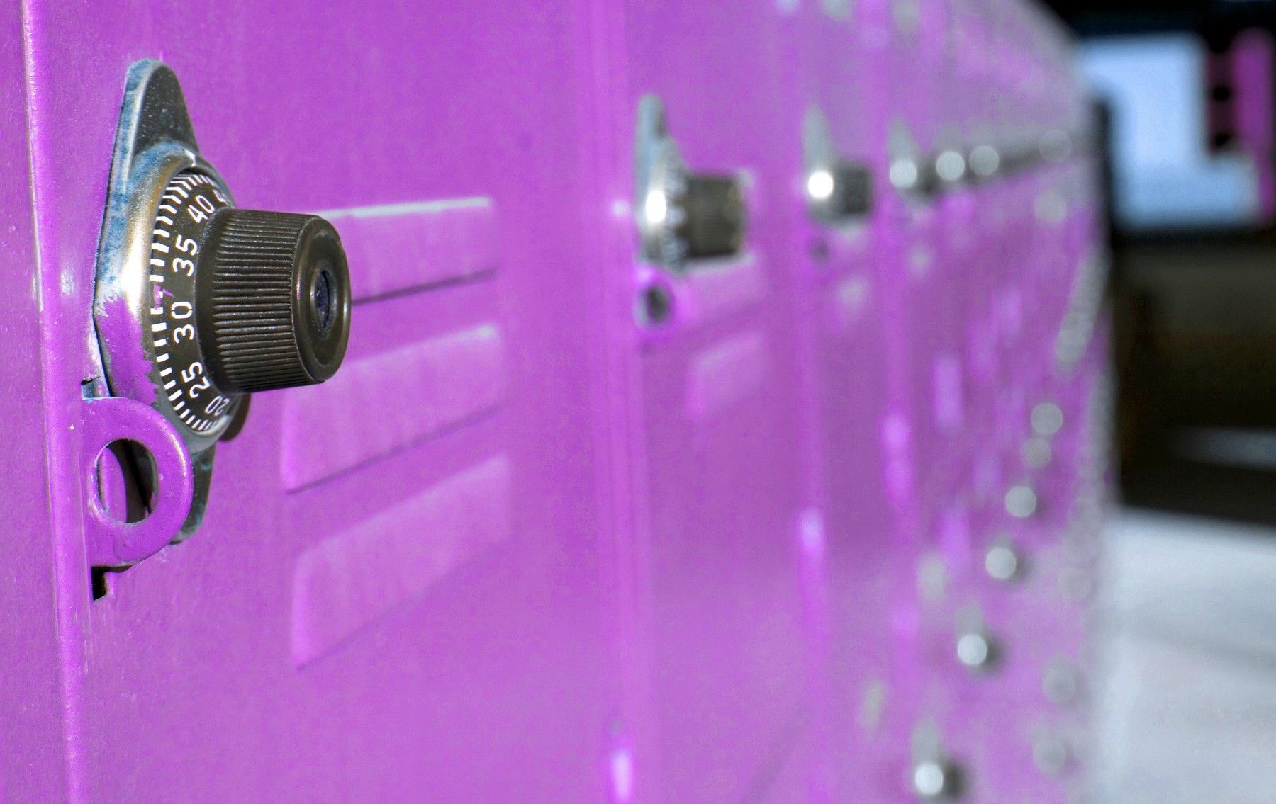 Η Πολωνία απέκτησε ροζ locker για χάπια άμβλωσης, ως απάντηση στη σχεδόν καθολική απαγόρευση