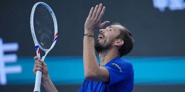 Ο Μεντβέντεφ χτύπησε θεατή με μπαλάκι και αποβλήθηκε στο παιχνίδι κόντρα στον Τζόκοβιτς