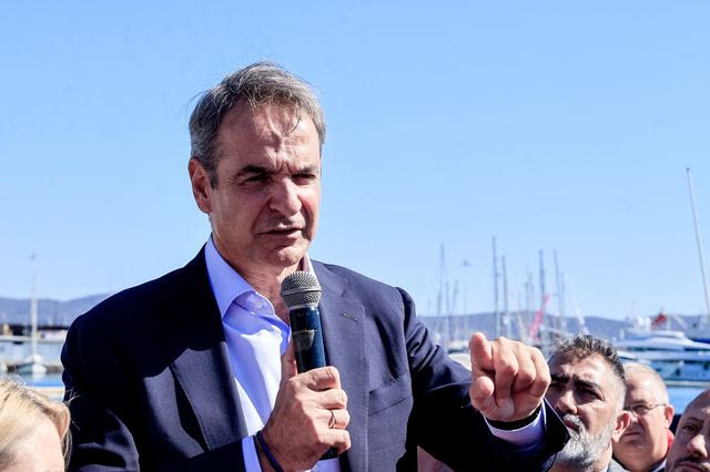Συνάντηση του Πρωθυπουργού Κυριάκου Μητσοτάκη με κατοίκους στο Λαύριο.