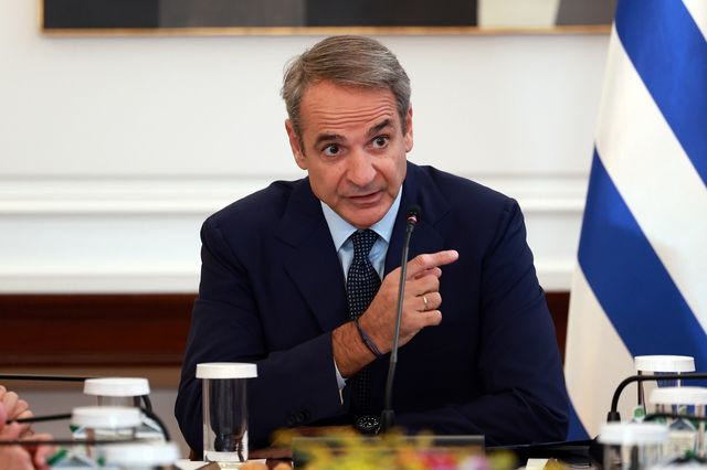 Τα “καμπανάκια” Μητσοτάκη για το “ύφος” και την“αλαζονεία”
