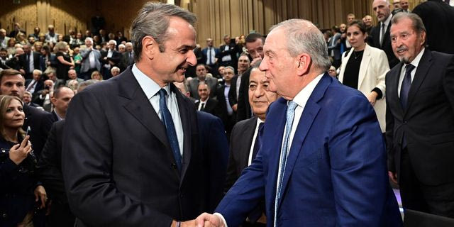 Το αγεφύρωτο χάσμα μεταξύ Μητσοτάκη και Καραμανλή
