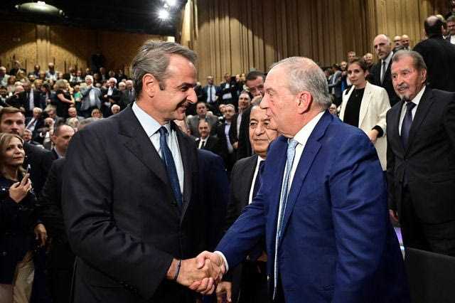 Το αγεφύρωτο χάσμα μεταξύ Μητσοτάκη και Καραμανλή