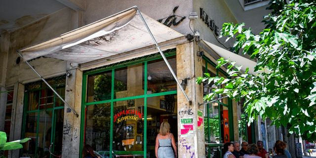 Τίτλοι τέλους για τη “Μουριά”, το αιωνόβιο καφενείο των Εξαρχείων μετά από 111 χρόνια