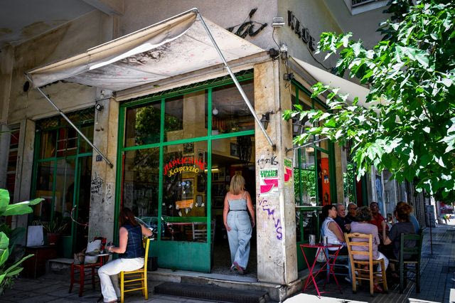 Τίτλοι τέλους για τη “Μουριά”, το αιωνόβιο καφενείο των Εξαρχείων μετά από 111 χρόνια