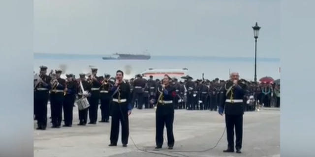 Θεσσαλονίκη: Η μπάντα του Πολεμικού Ναυτικού έπαιξε Μαζωνάκη – Βίντεο