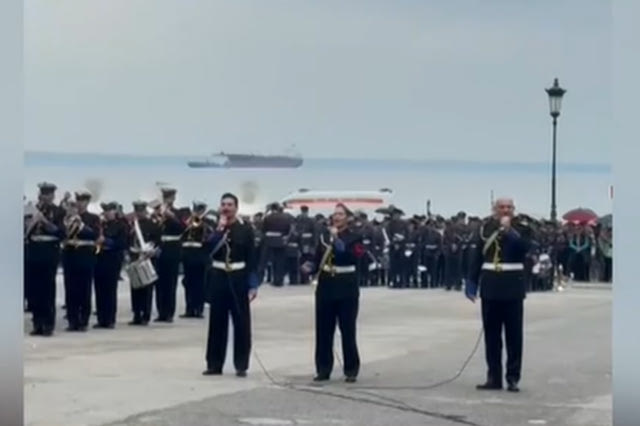 Θεσσαλονίκη: Η μπάντα του Πολεμικού Ναυτικού έπαιξε Μαζωνάκη – Βίντεο