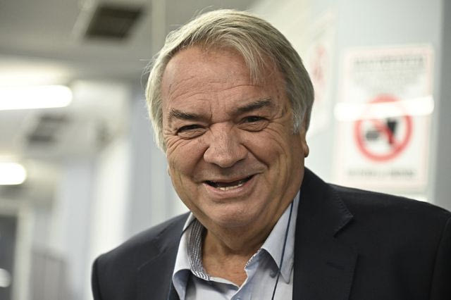 Νίκος Μπίστης: Για ένα καλώδιο γυμνό, για μια Γκίλφοϊλ