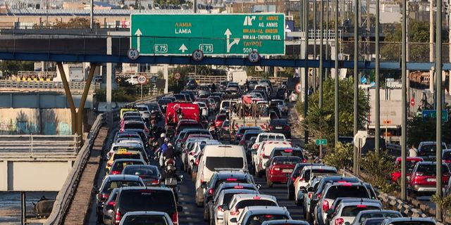 Κίνηση στους δρόμους: Καθυστερήσεις άνω των 30′ στην Αττική Οδό, “κόκκινος” ο Κηφισός