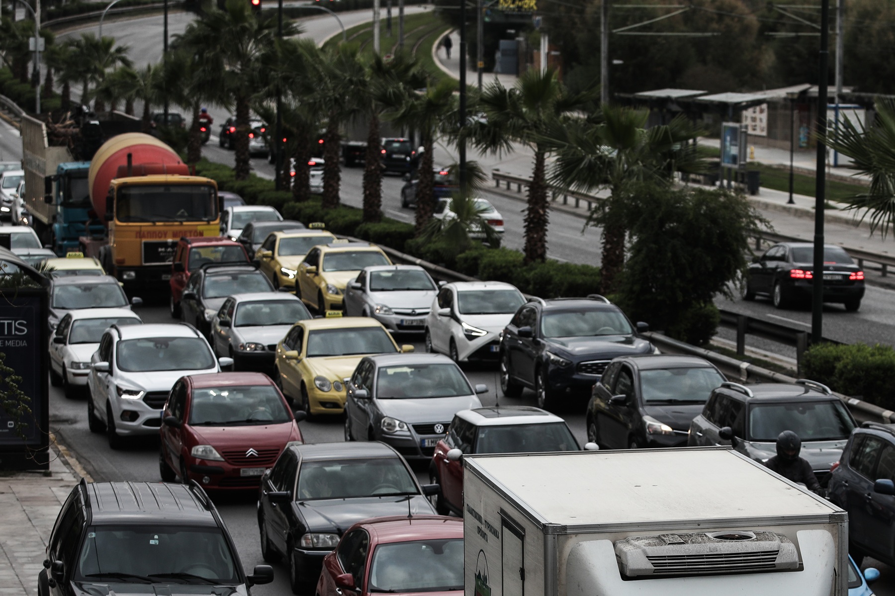 Η μεγάλη πληγή της χώρας, η Αθήνα, και τα γιατροσόφια των κομμάτων