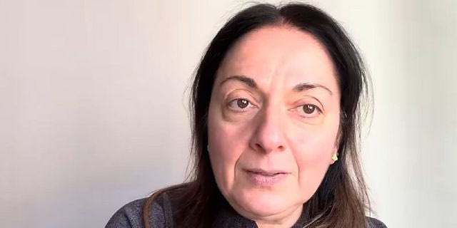 Σοφία Μουτίδου: “Χτυπάει το κουδούνι κι είναι ο Σεργιανόπουλος” – Άγνωστες ιστορίες από τους “Στάβλους”