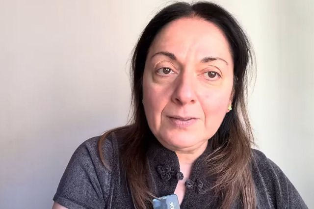 Σοφία Μουτίδου: “Χτυπάει το κουδούνι κι είναι ο Σεργιανόπουλος” – Άγνωστες ιστορίες από τους “Στάβλους”