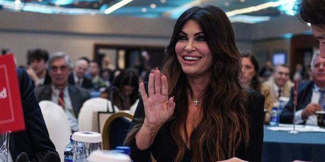 Η Κίμπερλι που φεύγει ξυπόλυτη