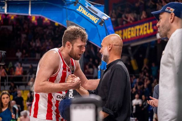 Ολυμπιακός: ”Θερμό” τετ-α-τετ Βεζένκοβ με Γκουαρδιόλα μετά το διπλό στην Μπαρτσελόνα – Τι είπαν