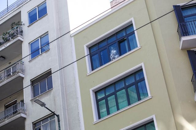 Νεκρός ο άνδρας που έπεσε από κτίριο στην Ομόνοια – Τι εξετάζουν οι Αρχές