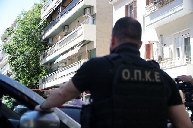 Πετρούπολη: Πέταξαν μπουκάλι με εύφλεκτο υλικό σε κατάστημα τυχερών παιχνιδιών
