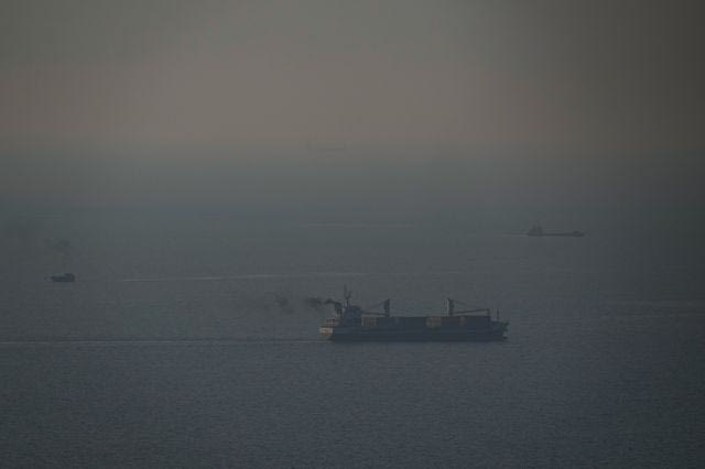 Ιράν: Πλήγματα σε επτά πλοία – Προειδοποίηση στις ΗΠΑ για επιθέσεις σε βάσεις