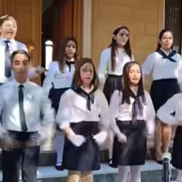 Μαθητές απέδωσαν τον εθνικό ύμνο στη νοηματική και έστειλαν ηχηρό μήνυμα συμπερίληψης
