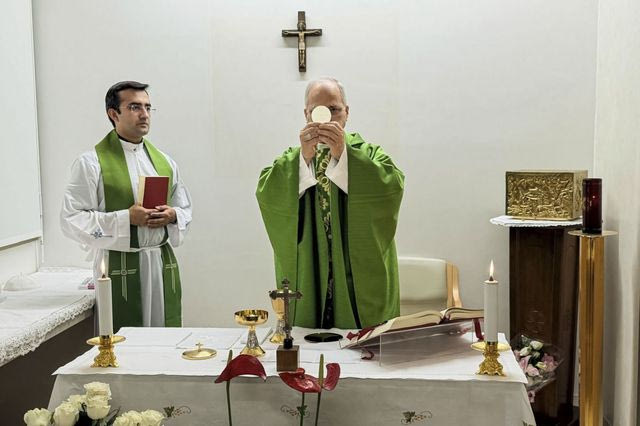 Ο πάπας Λέων ΙΔ΄, έχοντας στο πλευρό του τον προσωπικό του γραμματέα, τελεί τη θεία λειτουργία στην Πολυκλινική Agostino Gemelli στη Ρώμη, όπου αναρρώνει
