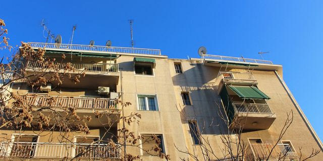Διαμερίσματα ισόγεια, τυφλά, ημιυπόγεια: Η αγορά τιμωρεί τον περιορισμό περισσότερο από όσο τους αξίζει