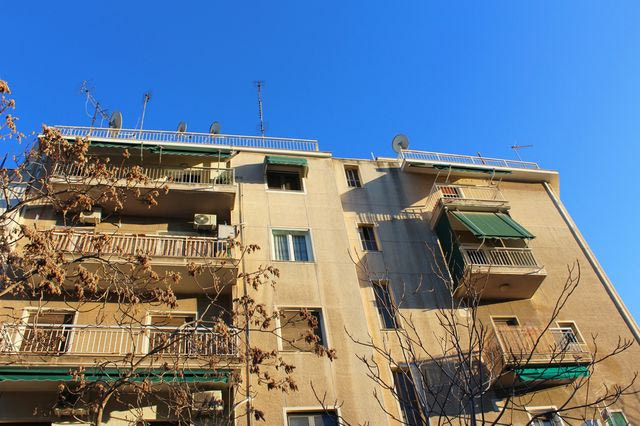 Διαμερίσματα ισόγεια, τυφλά, ημιυπόγεια: Η αγορά τιμωρεί τον περιορισμό περισσότερο από όσο τους αξίζει