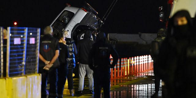 Τραγωδία στον Πειραιά: Νεκροί πατέρας, μητέρα και γιος στο αυτοκίνητο που έπεσε στο λιμάνι